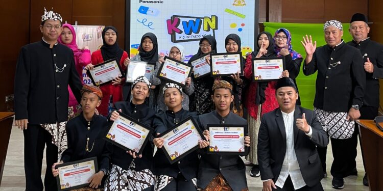 SMP Al Falah Darussalam Sidoarjo Raih Secondary Panasonic Award di Ajang Kids Witness News 2024