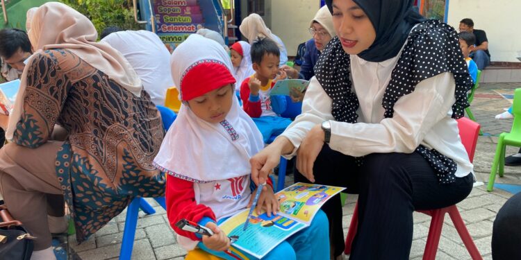 Libatkan Orang Tua dalam Stimulasi Bahasa dan Literasi Siswa KB-TK Al Muslim