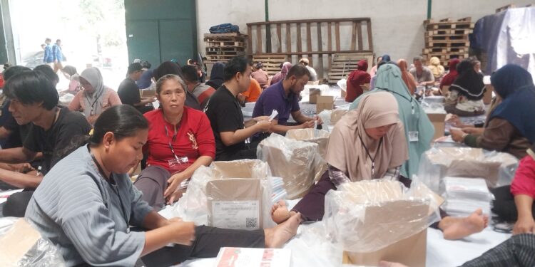 Sortir dan Lipat Sebanyak 1.519.796 Surat Suara Sidoarjo