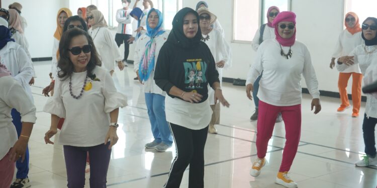 Senam Fun Line Dance Bareng Cawabup Hj Mimik, Ratusan Ibu-Ibu Repnas All Out Dukung Pasangan BAIK