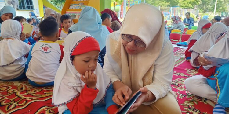 Libatkan Orang Tua dalam Stimulasi Bahasa dan Literasi  Siswa KB-TK Al Muslim