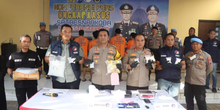 Satresnarkoba Polresta Sidoarjo Bongkar Jaringan Narkoba Internasional dengan Barang Bukti 1,5 Kilogram Sabu dan 240 Butir Pil Ekstasi
