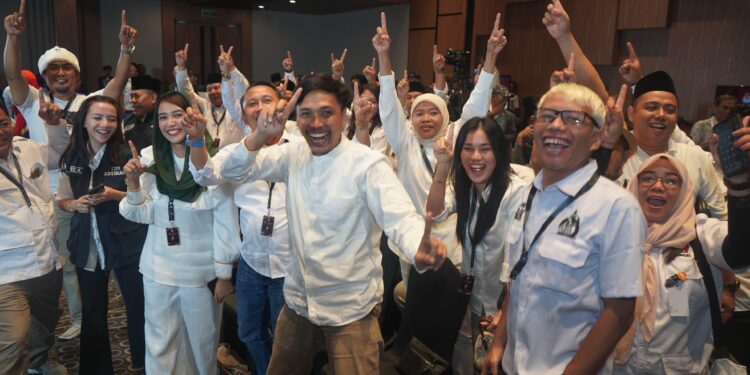 Subandi dan Mimik Idayana Sambut Hangat Ribuan Pendukung Sebelum Debat Kedua Pilkada Sidoarjo