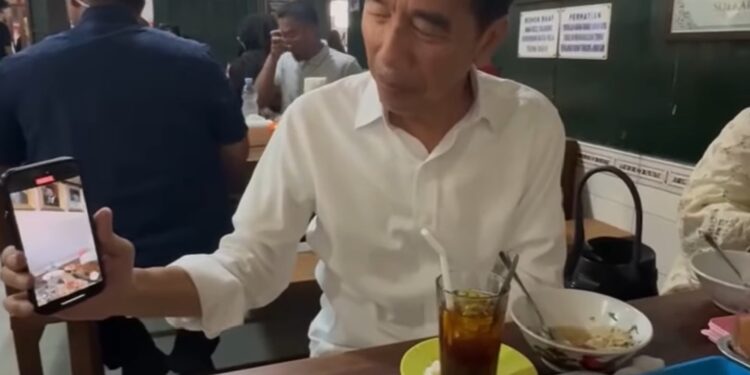 Sering Kulineran ! Presiden ke-7 Joko Widodo Sarapan di Soto Gading Surakarta