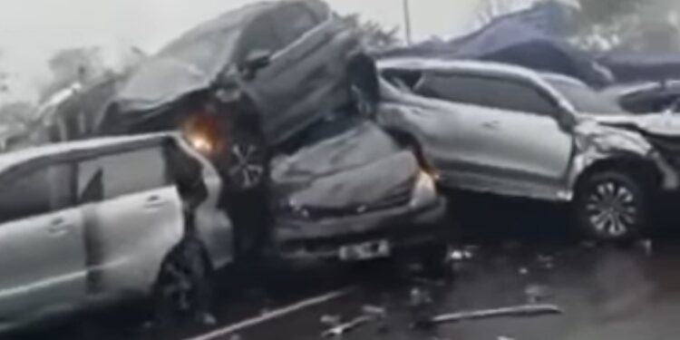 Ngeri! Kecelakaan Beruntun di KM 92 Ruas Tol Cipularang