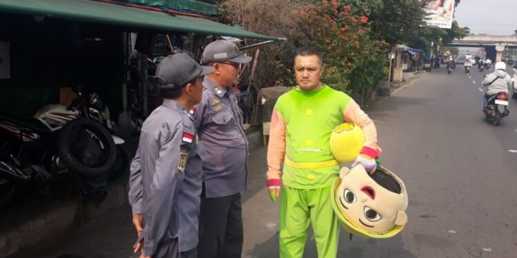 Satpol PP Temui Badut Jalanan, Minta Agar Tidak Mengamen