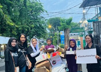 #Gerakankebaikan : Sejumlah Pemuda Sidoarjo Bagi-bagi Makan Gratis dan Susu Sehat