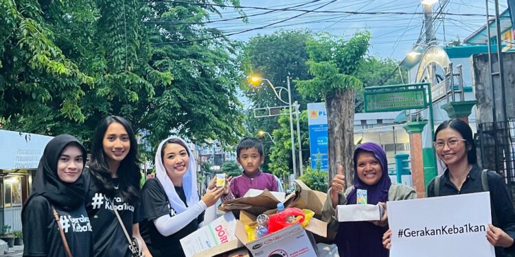 #Gerakankebaikan : Sejumlah Pemuda Sidoarjo Bagi-bagi Makan Gratis dan Susu Sehat