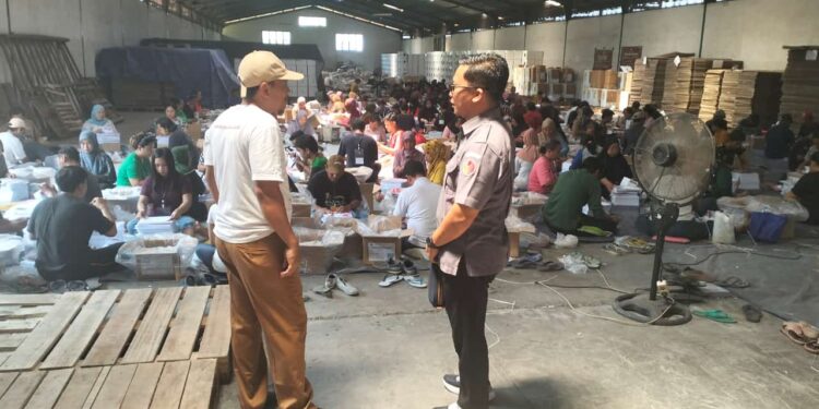 KPU Sidoarjo Lanjut Sortir dan Lipat Surat Suara Pemilihan Gubernur/Wakil Gubernur Jatim