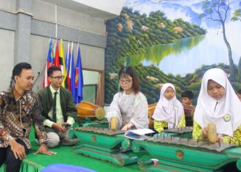 Native Speaker Jepang Belajar Karawitan di SMP PGRI 1 Buduran