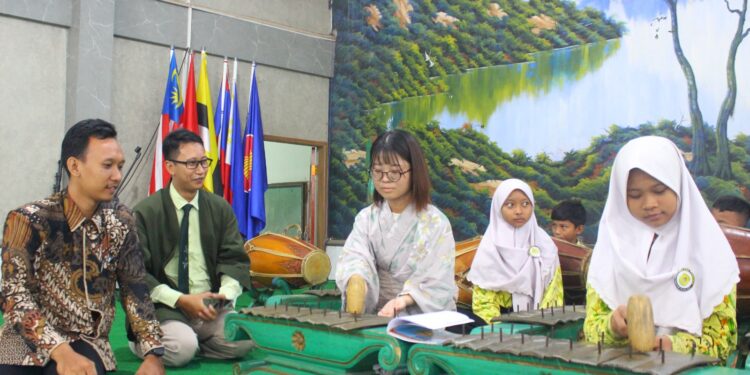 Native Speaker Jepang Belajar Karawitan di SMP PGRI 1 Buduran