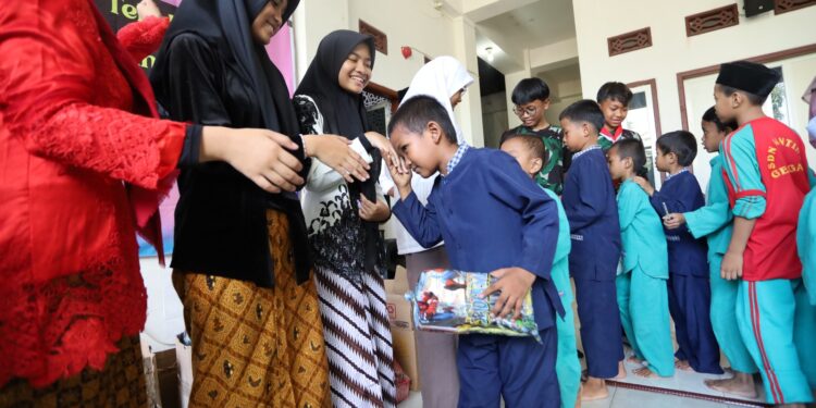 Pahlawan SMP Al Muslim Berbagi Kebahagiaan Terhadap Sesama