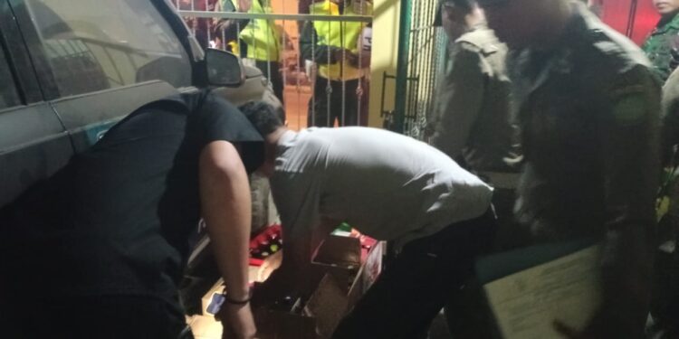 Sita Ratusan Botol, Satpol PP Tertibkan Penjual Minuman Beralkohol di Taman