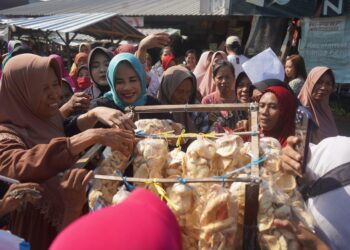 Calon Bupati Subandi-Mimik Bagikan Kerupuk Kupang Khas Sidoarjo ke Ratusan Emak-emak