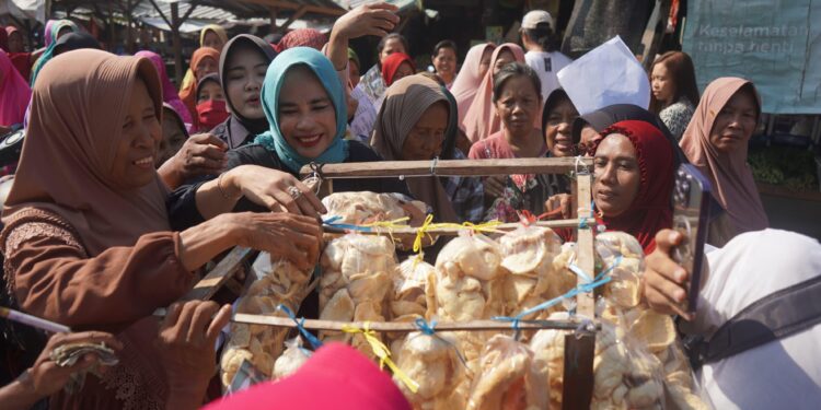 Calon Bupati Subandi-Mimik Bagikan Kerupuk Kupang Khas Sidoarjo ke Ratusan Emak-emak