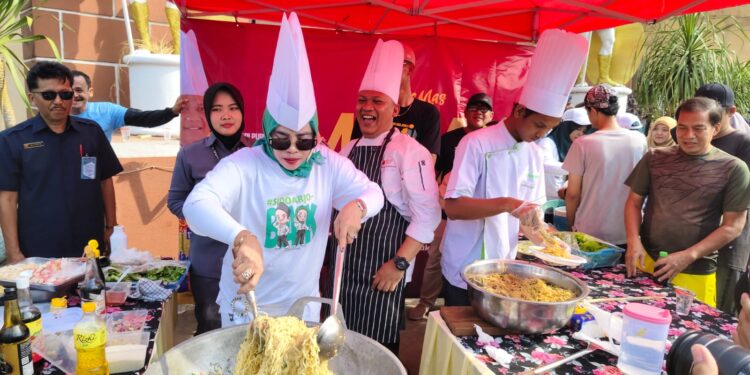 Cawabup Mimik Idayana Masak Besar untuk Warga, Sosok Grapyak, Humble dan Peduli