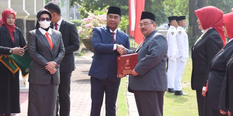 Hari Pahlawan, PNS Sidoarjo Terima Tanda Kehormatan Satyalencana Karya Satya Dari Presiden RI