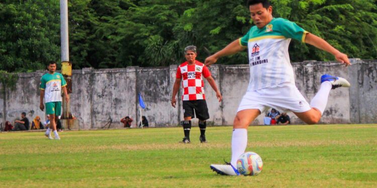 Cabup Sidoarjo Subandi Cetak Gol, Menang di Hati Masyarakat Sidoarjo