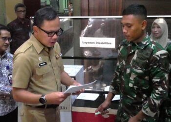 Wamendagri Bima Arya Sidak Disdukcapil Sidoarjo, Apresiasi  Inovasi Jemput Bola