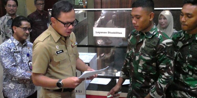 Wamendagri Bima Arya Sidak Disdukcapil Sidoarjo, Apresiasi  Inovasi Jemput Bola