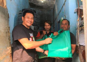 Tinjau Langsung, Cabup Subandi Bantu Korban Kebakaran di Dusun Ambeng Ambeng Ngingas