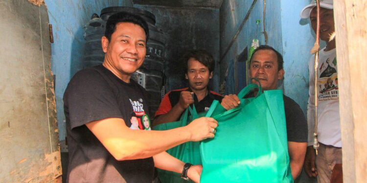 Tinjau Langsung, Cabup Subandi Bantu Korban Kebakaran di Dusun Ambeng Ambeng Ngingas