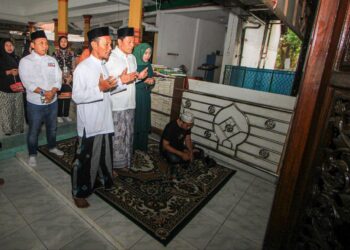 Paslon Subandi-Mimik Ziarah ke Makam Wali dan Bupati Pertama Sidoarjo