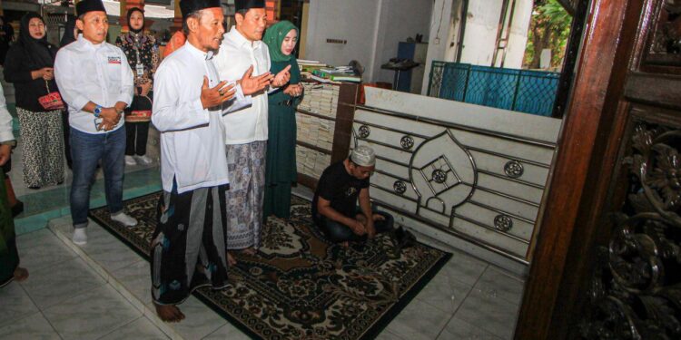 Paslon Subandi-Mimik Ziarah ke Makam Wali dan Bupati Pertama Sidoarjo