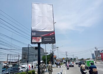 Satpol PP Tertibkan Reklame Setinggi 8 Meter Tanpa Izin