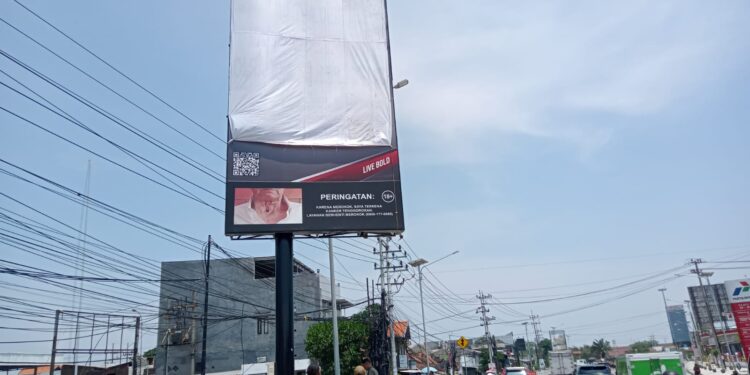 Satpol PP Tertibkan Reklame Setinggi 8 Meter Tanpa Izin