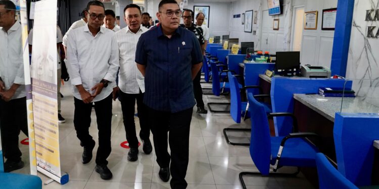 Kunjungi Kantah Kabupaten Gresik, Wamen Ossy Tekankan Soal Pengelolaan Pertanahan yang Adil, Merata, dan Berkesinambungan dengan Ekonomi