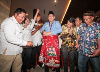 Terbukti Lebih Peduli UMKM, Subandi Mimik Dihadiahi Batik Usai Debat
