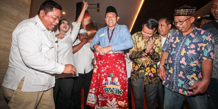 Terbukti Lebih Peduli UMKM, Subandi Mimik Dihadiahi Batik Usai Debat