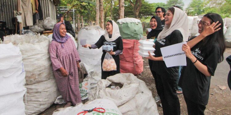 Tim #GerakanKeba1kan Subandi-Mimik Berbagi Makan Bergizi Gratis ke Pemulung
