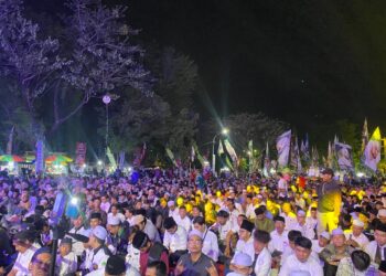 Peringati Hari Pahlawan, Univeristas Ma’arif Hasyim Latif Sidoarjo Gelar YPM Bersholawat Bersama Habib Syekh dan Khofifah