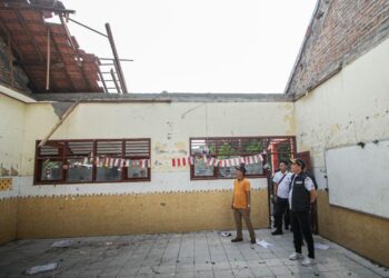 Plt Bupati Sidoarjo Subandi Minta Kelas SDN Tropodo 1 yang Ambruk Segera Diperbaiki