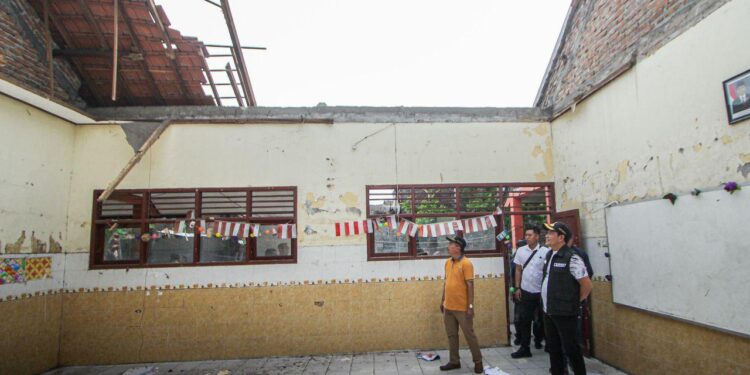 Plt Bupati Sidoarjo Subandi Minta Kelas SDN Tropodo 1 yang Ambruk Segera Diperbaiki