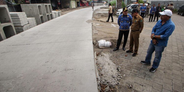 Plt. Bupati Sidoarjo Pastikan Pengerjaan Betonisasi Jalan Tuntas Seluruhnya