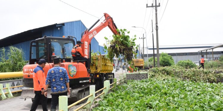 Dinas PU Bina Marga dan SDA Sidoarjo Dibantu BPBD Jatim dan BPBD Sidoarjo Normalisasi Sungai Buntung Desa Tanjungsari