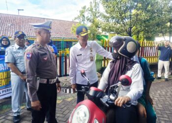 Dishub Peduli Lalu Lintas, Tiga Hari Berturut-turut Bagikan Helm Gratis Ke Siswa
