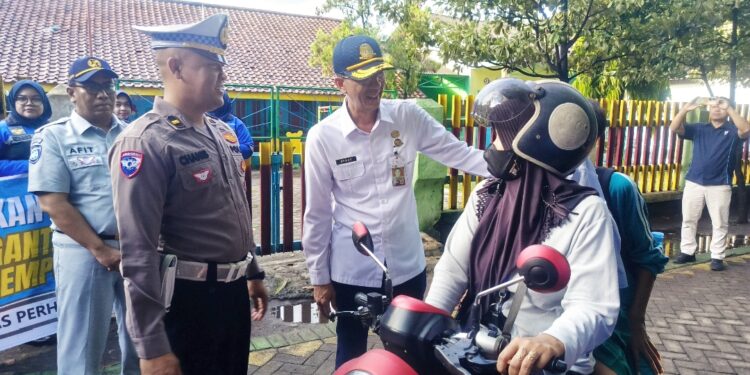 Dishub Peduli Lalu Lintas, Tiga Hari Berturut-turut Bagikan Helm Gratis Ke Siswa