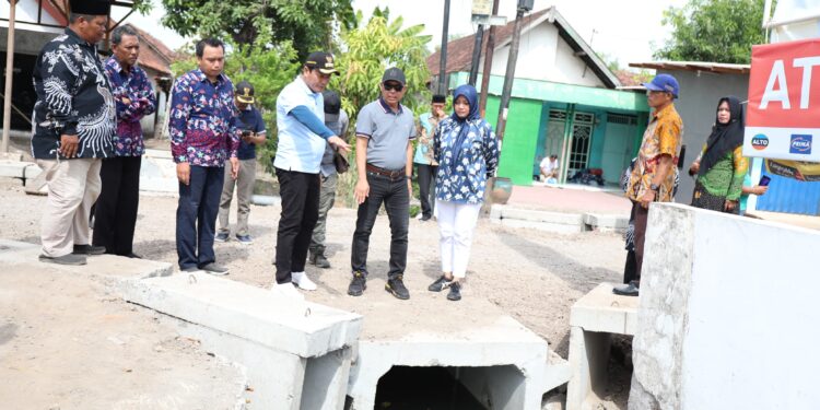 Plt. Bupati Sidoarjo Subandi Sidak Dua Proyek Jalan Betonisasi