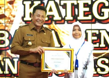 Serahkan Penghargaan KISI, Plt. Bupati Subandi Bangga Sidoarjo Punya Banyak Inovasi