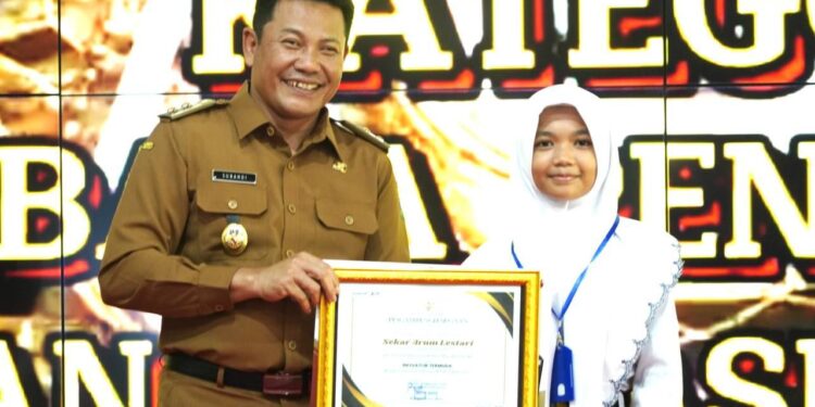 Serahkan Penghargaan KISI, Plt. Bupati Subandi Bangga Sidoarjo Punya Banyak Inovasi