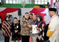 Wamen Ossy Serahkan 1.571 Sertipikat Elektronik di Kabupaten Batang