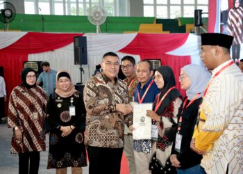 Wamen Ossy Serahkan 1.571 Sertipikat Elektronik di Kabupaten Batang