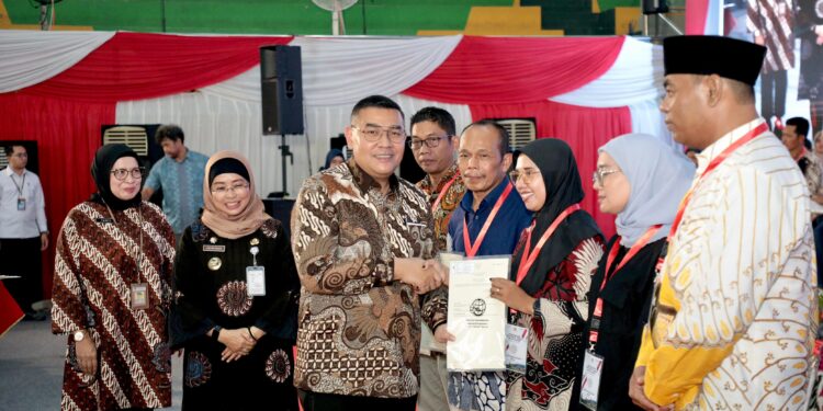 Wamen Ossy Serahkan 1.571 Sertipikat Elektronik di Kabupaten Batang