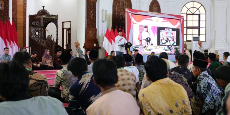 Serahkan 1.334 Sertipikat se-Banten, Menteri Nusron Komitmen Tingkatkan Sertipikasi Tanah Wakaf dan Rumah Ibadah