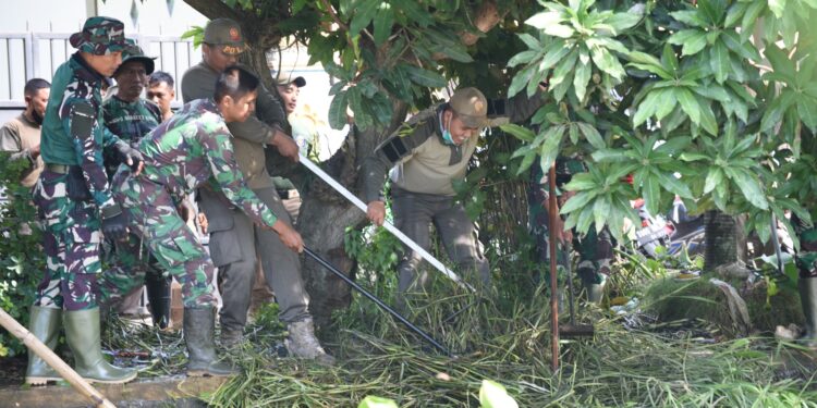 Pemkab Sidoarjo Bersama Kodim 0816 Sidoarjo Bersihkan Sungai Pelayaran Taman