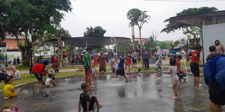 Libur Tahun Baru 2025, Warga Ramai Kunjungi Taman Kota